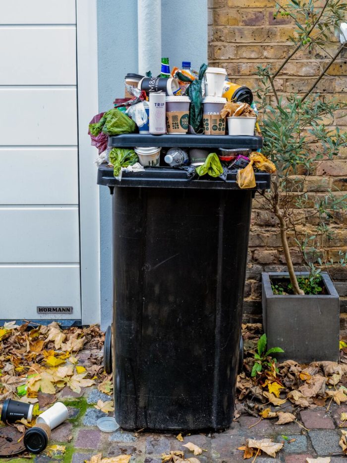 Poubelle avec des déchets